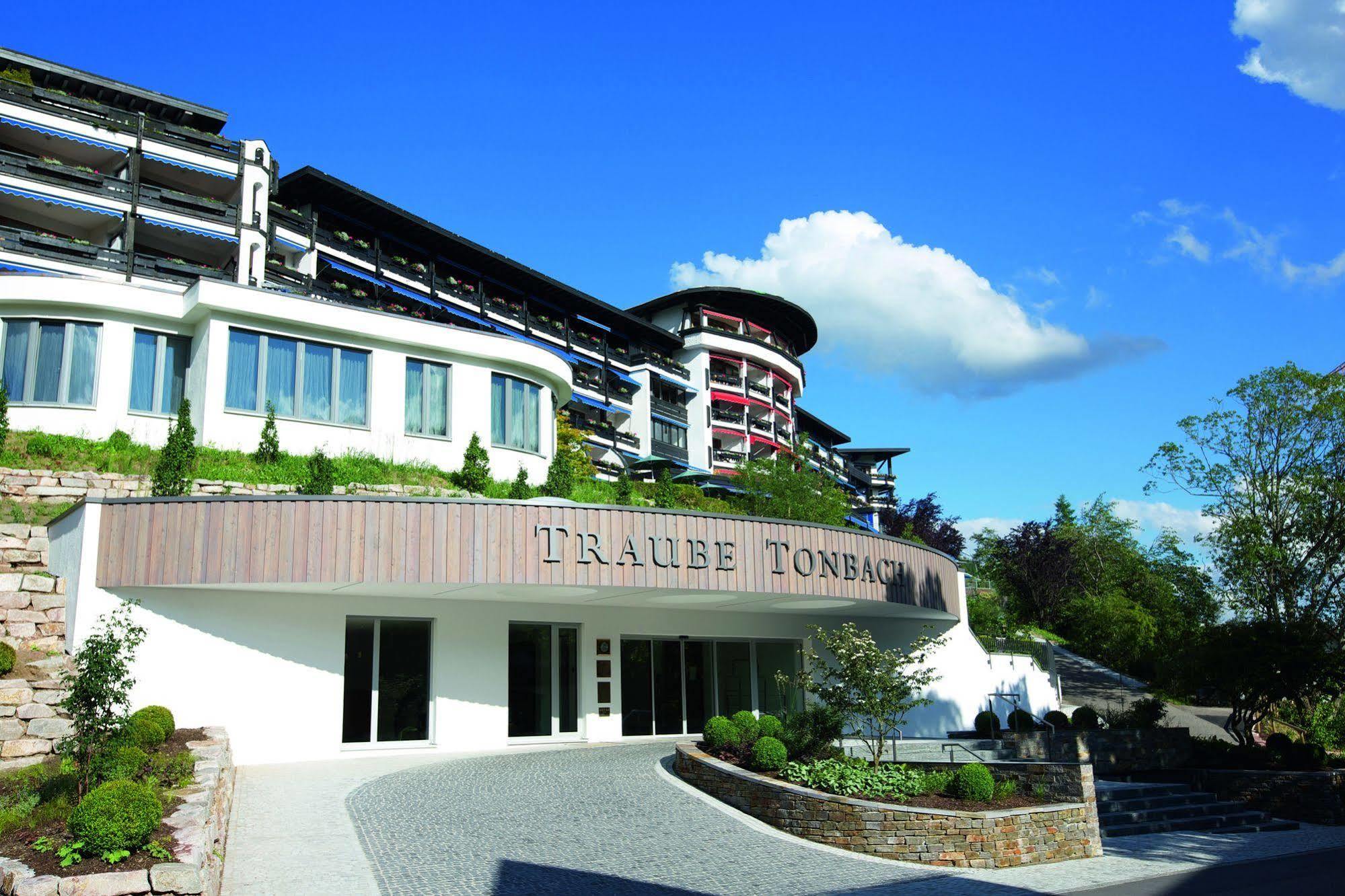 Hotel Traube Tonbach Байрсброн Экстерьер фото